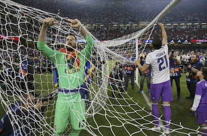Kiko Casilla y Álvaro Morata, cortan la red de la portería tras ganar la final en Cardiff.