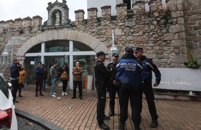 Policías municipales y nacionales, ayer durante la clausura del Palacio de la Misión. 