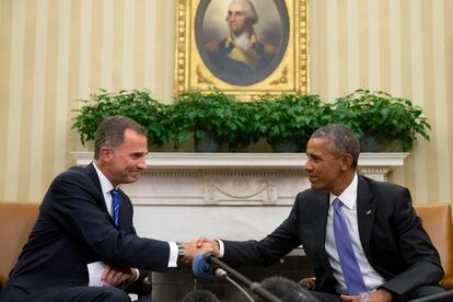 Felipe VI y Barack Obama estrechan las manos tras su encuentro en el Despacho Oval de la Casa Blanca el 15 de septiembre. Ante Obama, el Rey defendió "una España fuerte y unida". | <a href=http://politica.elpais.com/politica/2015/09/15/actualidad/1442344199_800956.html target=”blank”>IR A LA NOTICIA</a>