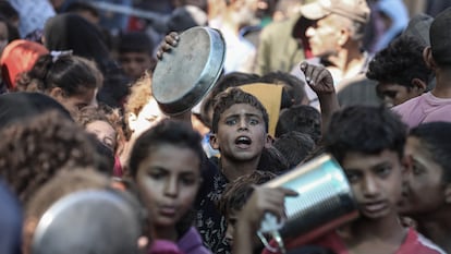 Niños gazatíes hacen cola para recibir comida en el campo de Deir Al-Balah, en la franja de Gaza.