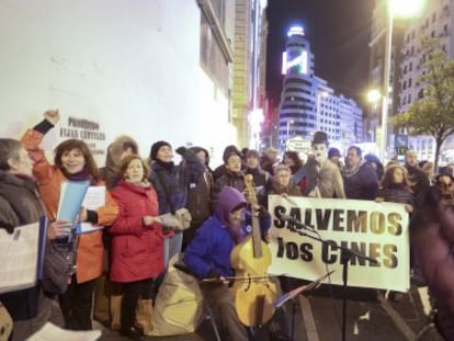 Concentración en la Gran Vía de Madrid para pedir que se mantenga el Palacio de la Música como espacio cultural.