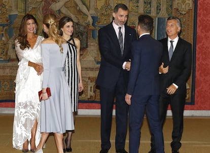 Los Reyes de España junto al presidente de Argentina, Mauricio Macri, y su esposa y Juliana Awada reciben al entrenador del Atlético de Madrid, Diego Simeone, y su pareja Carla Pereyra, a su llegada a la recepción en el Palacio de El Pardo.