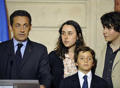 Sarkozy, los hijos de Betancourt, Mélanie y Lorenzo (derecha), y su sobrino Stanislas, anoche en el Elíseo.