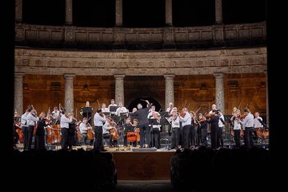 John Eliot Gardiner (de espaldas) dirige a los integrantes de la Sinfónica de Londres (mayoritariamente en pie) la ‘Sinfonía núm. 4’ de Beethoven.