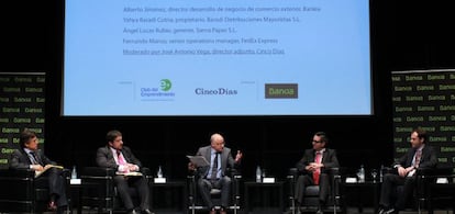 De izquierda a derecha: Yahya Baradi, de Baradi Distribuciones Mayoristas; Alberto Jim&eacute;nez, de comercio exterior de Bankia; Jos&eacute; Antonio Vega, de Cinco D&iacute;as; Fernando Manso, de FedEx Express; &Aacute;ngel Lucas Rubio, de Sierra Paper S.L.