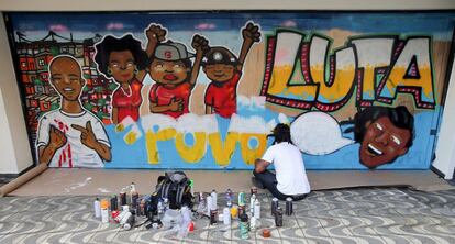 Um dia antes da manifestação deste domingo, as pichações de protesto contra o ex-presidente na fachada do Instituto Lula começaram a ser cobertas por graffitis.