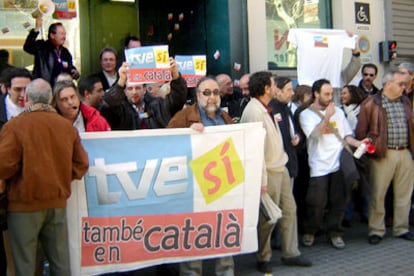 Un centenar de trabajadores de TVE se han concentrado ante la sede del PSC en Barcelona, esta mañana, para pedir el mantenimiento de la plantilla y las emisiones en catalán en el centro de Sant Cugat.