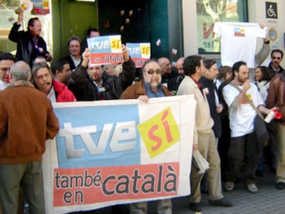 Concentración de trabajadores de TVE el pasado 6 de octubre ante la sede del PSC para pedir el mantenimiento de la plantilla y las emisiones en catalán.