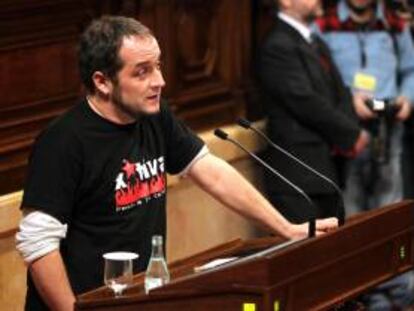 El diputado de la CUP David Fernández interviene en el hemiciclo del Parlament. EFE/Archivo