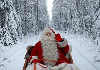 Papá Noel pasea en su trineo por el Círculo Polar Ártico.