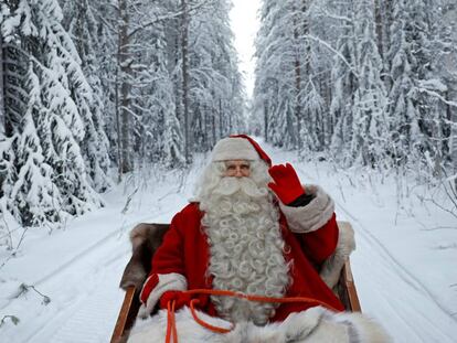 Papá Noel pasea en su trineo por el Círculo Polar Ártico.