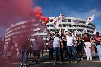Trabajadores de la hostelería y los alojamientos turísticos de la provincia de Santa Cruz de Tenerife se manifestaban este jueves frente a los principales hoteles del municipio de Adeje, uno de los más turísticos de la isla.