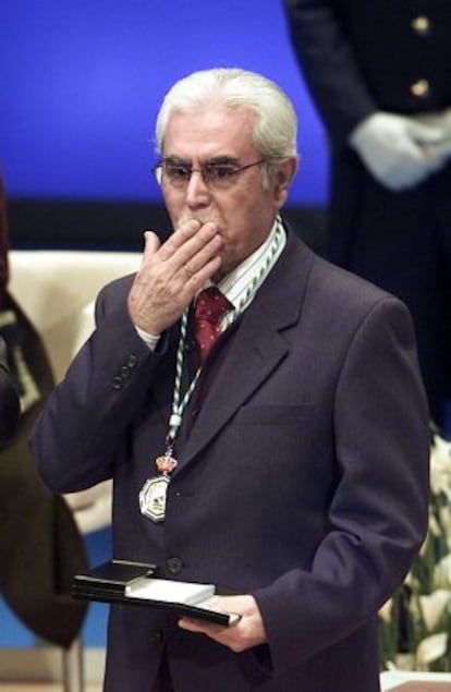 Enrique Villegas, recibe la medalla de Andalucía, el 28 de febrero de 2004
