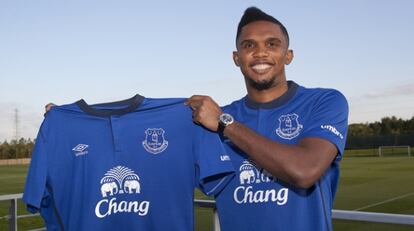 Eto'o posa con la camiseta del Everton.