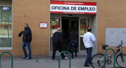 Un grupo de personas acceden a una oficina del Inem.