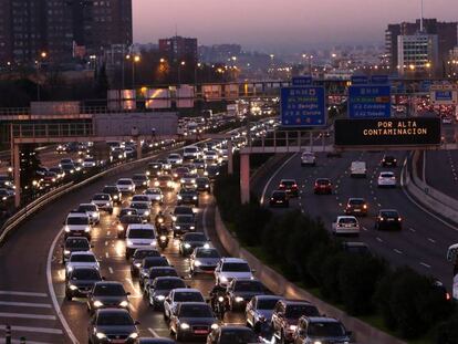 La M-30 de Madrid, on es va limitar la velocitat per la contaminació.