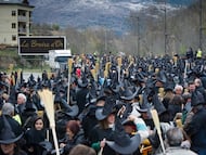 Més de 3.000 persones vestides de bruixa a Sort, en un esdeveniment organitzat per la loteria la Bruixa d'Or