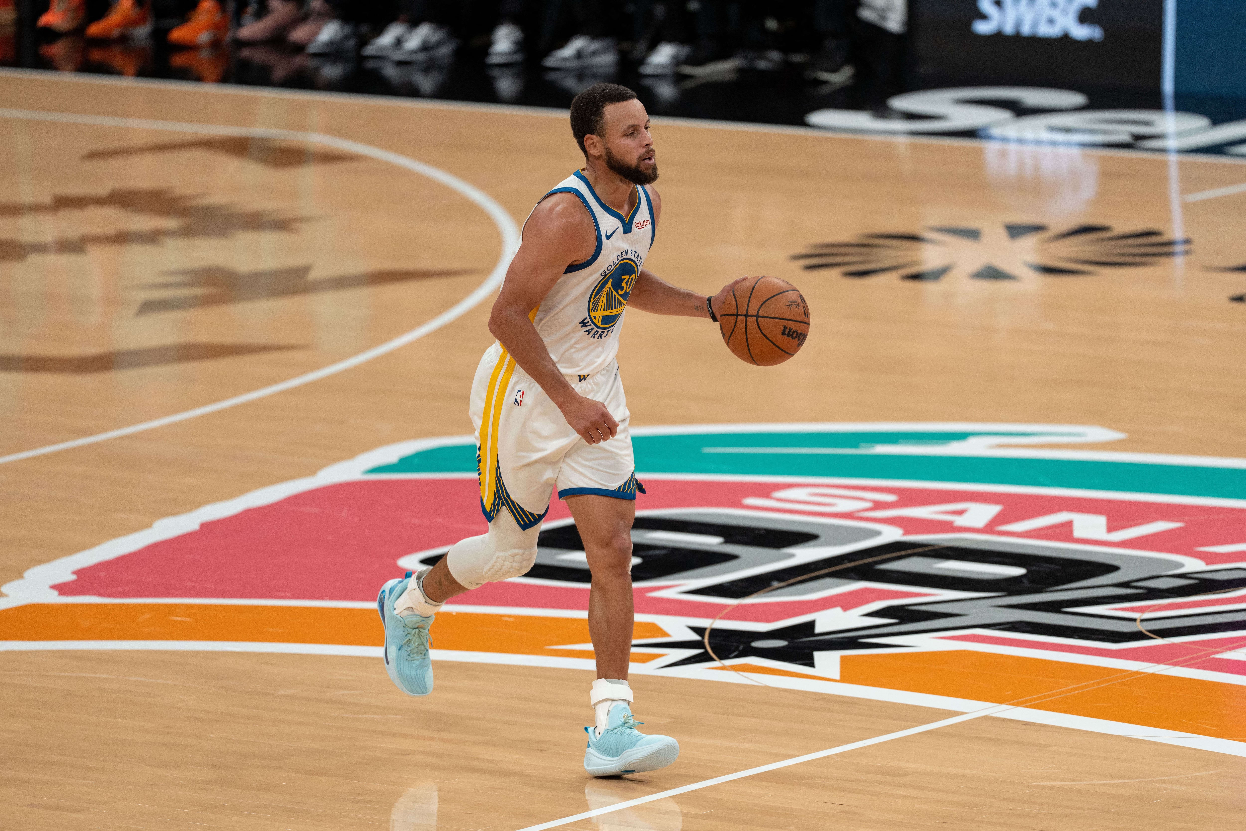 La estrella de la NBA Stephen Curry y Under Armour dejan de colaborar después de más de una década