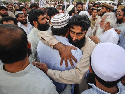 Islamistas paquistaníes participan en un funeral por Bin Laden, ayer en Karachi.
