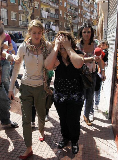 La madre de la víctima llora a las puertas de la casa donde ha muerto la joven rumana, en Torrejón.