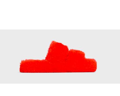 Celine. El codiciado logotipo Triomphe de la marca parisina se estampa sobre estas palas de goma texturizada, envueltas en piel y borrego sintético de color naranja sangrante. Directas a la lista de deseos de estas navidades.