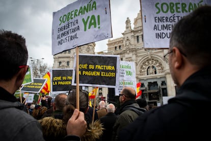 Manifestantes portan carteles durante la concentración frente al Ayuntamiento de Madrid.