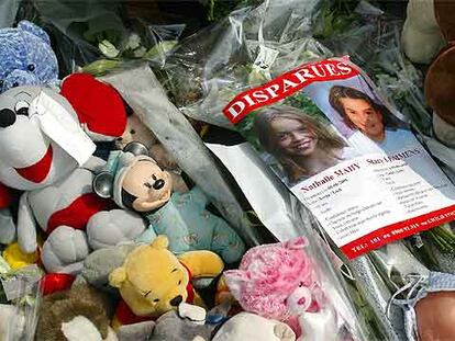 Flores y peluches colocados en memoria de Stacy Lemmens y Nathalie Mahy el 30 de junio en Lieja.