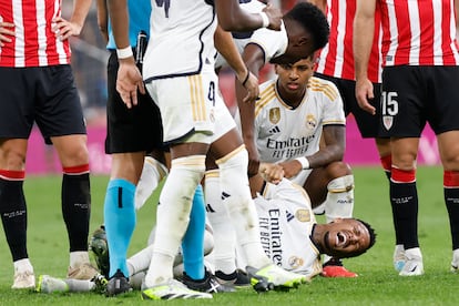 El defensa del Real Madrid Eder Militao se lamenta en el suelo, durante el partido de Liga en Primera División ante el Athletic.