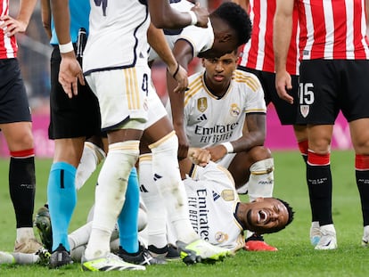 El defensa del Real Madrid Eder Militao se lamenta en el suelo, durante el partido de Liga en Primera División ante el Athletic.