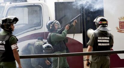 Miembros de la Guardia Nacional Bolivariana disparan gas en una protesta contra el Gobierno de Maduro, en marzo de 2014. 