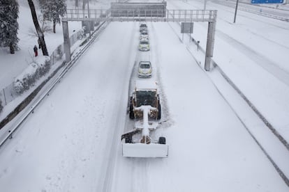 Una maquina quitanieves despeja un carril de la M-30 de Madrid, el sábado.