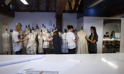 Alumnos de la escuela de diseño de moda IED, en Madrid.