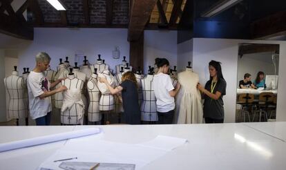 Alumnos de la escuela de dise&ntilde;o de moda IED, en Madrid.