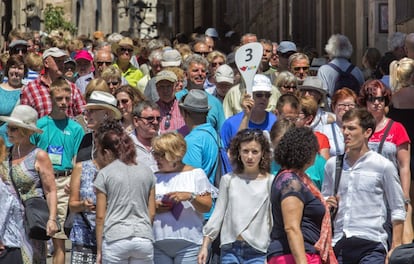 A les portes d'un nou estiu de rècord turístic a la ciutat de Barcelona, el sector s'ha convertit en el problema més greu de Barcelona, segons els seus veïns. Ha relegat al segon lloc l'atur i les condicions laborals, que encapçalaven la llista des del 2008. A la imatge, turistes als voltants de la catedral.