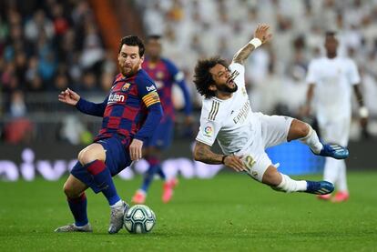 Marcelo cau davant de Messi en l'últim clàssic al Bernabéu.