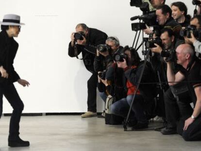 Yoko Ono posa para los fotógrafos en la presentación de la exposición en Bilbao el pasado 13 de marzo.