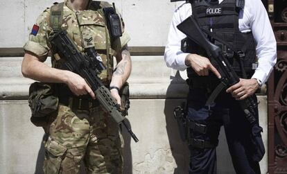 Un soldado y un polic&iacute;a brit&aacute;nicos en Londres en mayo.