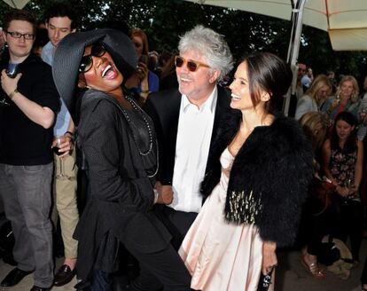 Pedro Almodóvar, entre Grace Jones y Elena Anaya, en el estreno de 'La piel que habito' en Londres en 2011.