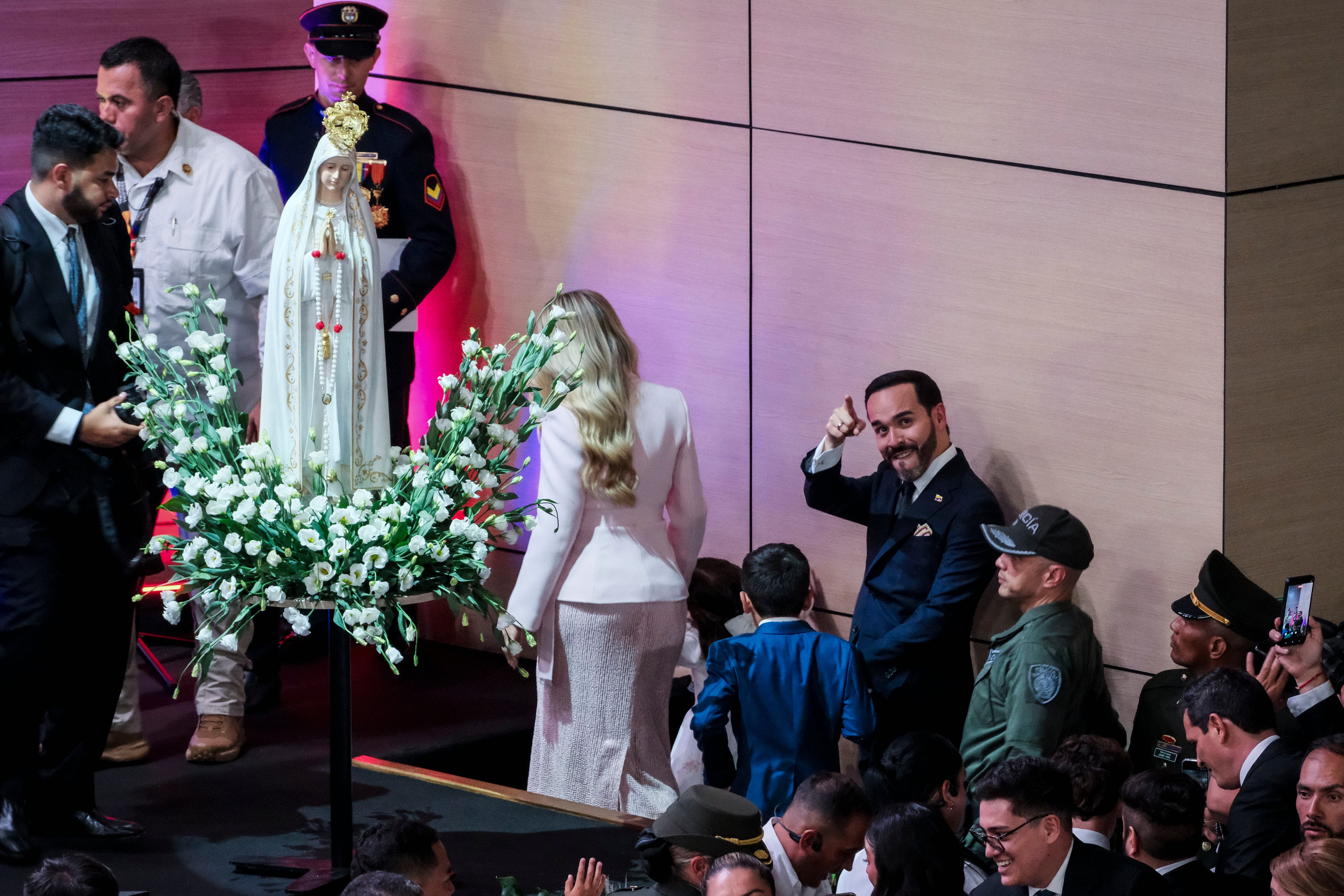 Abelardo de la Espriella llega con su familia a la ceremonia de investidura, este viernes, en Cali.