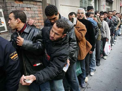 Inmigrantes marroquíes hacen cola para ser atendidos en el consulado de su país en Valencia.