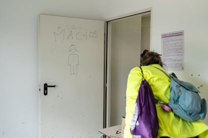 Pintada en la puerta del ba?o de hombres, este viernes en la concentracin Pinginos de Valladolid.