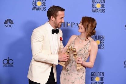 Ryan Gosling e Emma Stone posam com seus Globos de Ouro.