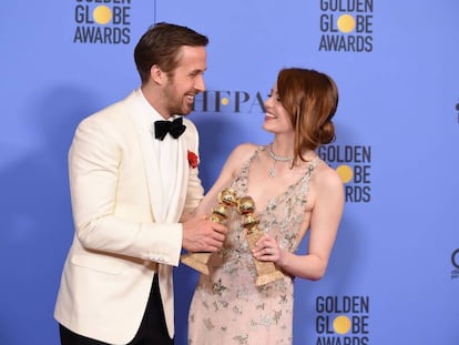 Ryan Gosling e Emma Stone posam com seus Globos de Ouro.