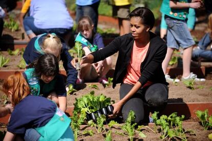 Michelle Obama, ayer, plantando hortalizas con un grupo de ni&ntilde;os en el huerto de la Casa Blanca. 