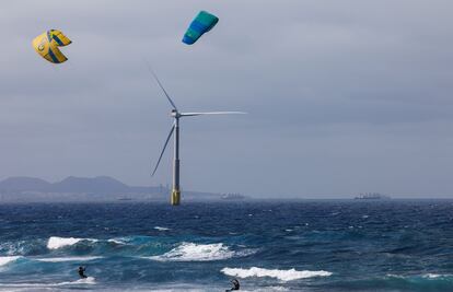 Un generador eólico de Siemens Gamesa frente a la costa de Telde, en la isla de Gran Canaria, este lunes.