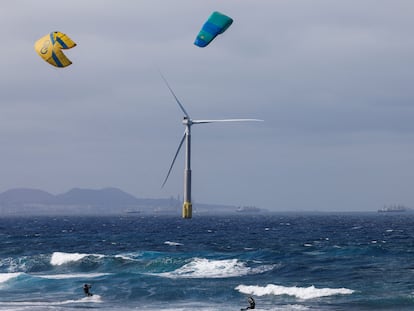 Un generador eólico de Siemens Gamesa frente a la costa de Telde, en la isla de Gran Canaria, este lunes.