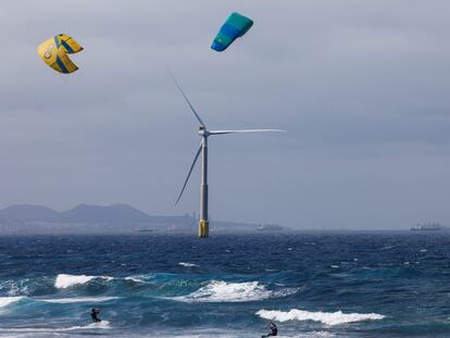 Un generador eólico de Siemens Gamesa frente a la costa de Telde, en la isla de Gran Canaria, este lunes.