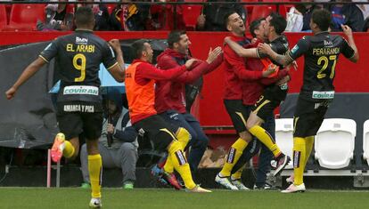 Los jugadores del Granada festejan la salvaci&oacute;n. 