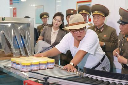 Kim Jong-Un (c) en la fábrica de pescado Pickling con su mujer Ri Sol Ju (2i) en Hwanghae del sur (Corea del Norte).