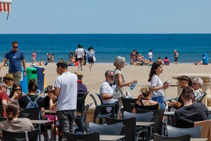 Un bar de la playa de la Malvarrosa de Valencia, el viernes día 3.